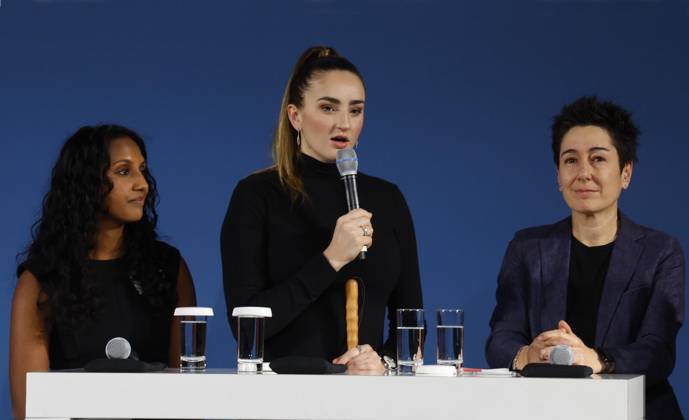 Anja Peripanathan (Alumna der DSI), Elena Semechin (Preisträgerin 2025; Para-Schwimmerin, mehrfache Welt-und Europameisterin), Dunja Hayali (Preisträgerin Talismann 2024) bei der Verleihung des TALISMAN 2025 der Deutschlandstiftung Integration im Allianz Forum in Berlin.