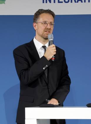 Dr. Christian Humborg (Vorst. ALLIANZ Foundation) bei der Verleihung des TALISMAN 2025 der Deutschlandstiftung Integration im Allianz Forum in Berlin.