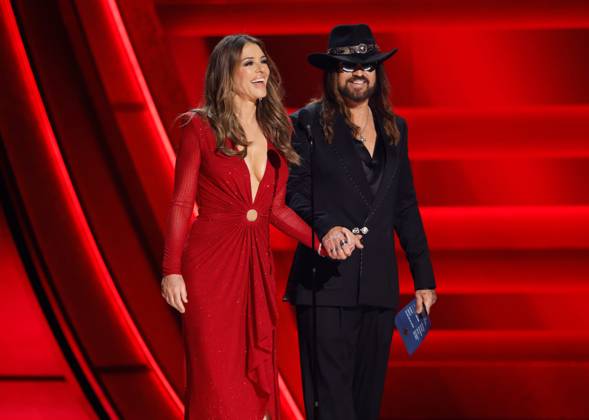 (L-R) Elizabeth Hurley and Billy Ray Cyrus appear onstage during the 59th CMA Awards at the Bridgestone Arena in Nashville, Tennessee, on Wednesday, November 19, 2025.  NAS20251119279 JOHNxANGELILLO