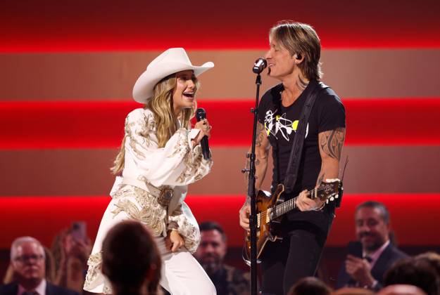 (L-R) Lainey Wilson and Keith Urban perform onstage during the 59th CMA Awards at the Bridgestone Arena in Nashville, Tennessee, on Wednesday, November 19, 2025.  NAS20251119282 JOHNxANGELILLO