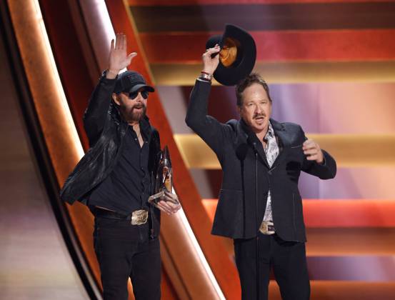(L-R) Ronnie Dunn and Kix Brooks of Brooks & Dunn accept the award for Vocal Duo of the Year onstage during the 59th CMA Awards at the Bridgestone Arena in Nashville, Tennessee, on Wednesday, November 19, 2025.  NAS20251119292 JOHNxANGELILLO