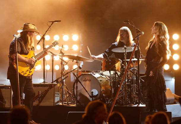 (L-R) Chris Stapleton, Derek Mixon and Morgane Stapleton perform onstage during the 59th CMA Awards at the Bridgestone Arena in Nashville, Tennessee, on Wednesday, November 19, 2025.  NAS20251119295 JOHNxANGELILLO