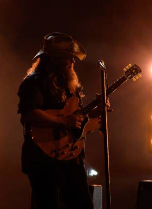 Chris Stapleton performs onstage during the 59th CMA Awards at the Bridgestone Arena in Nashville, Tennessee, on Wednesday, November 19, 2025.  NAS20251119296 JOHNxANGELILLO
