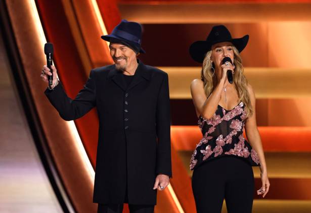 (L-R) Billy Bob Thornton and Lainey Wilson appear onstage during the 59th CMA Awards at the Bridgestone Arena in Nashville, Tennessee, on Wednesday, November 19, 2025.  NAS20251119310 JOHNxANGELILLO
