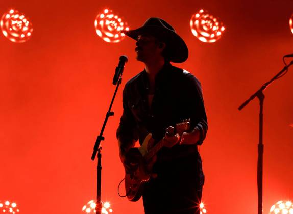 Riley Green performs onstage during the 59th CMA Awards at the Bridgestone Arena in Nashville, Tennessee, on Wednesday, November 19, 2025.  NAS20251119338 JOHNxANGELILLO
