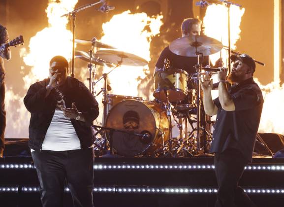 (L-R) BigXthaPlug and Luke Combs perform onstage during the 59th CMA Awards at the Bridgestone Arena in Nashville, Tennessee, on Wednesday, November 19, 2025.  NAS20251119366 JOHNxANGELILLO
