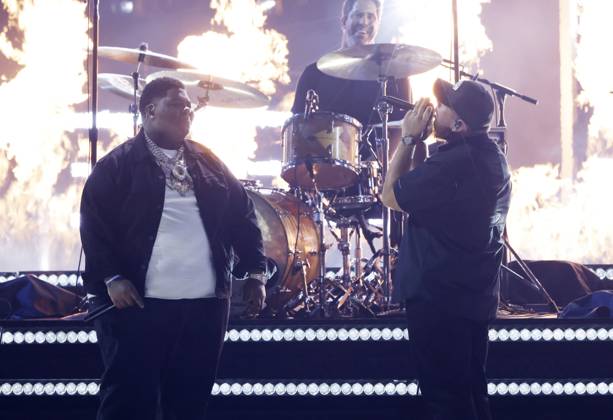 (L-R) BigXthaPlug and Luke Combs perform onstage during the 59th CMA Awards at the Bridgestone Arena in Nashville, Tennessee, on Wednesday, November 19, 2025.  NAS20251119367 JOHNxANGELILLO