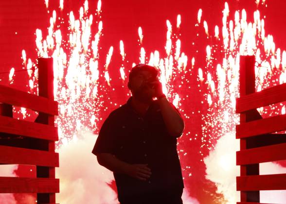 Luke Combs performs at the 59th CMA Awards at the Bridgestone Arena in Nashville, Tennessee, on Wednesday, November 19, 2025.  NAS202511192010 JOHNxANGELILLO