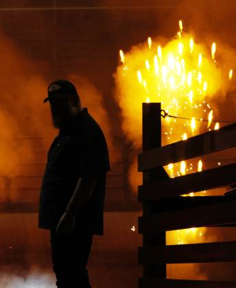 Luke Combs performs at the 59th CMA Awards at the Bridgestone Arena in Nashville, Tennessee, on Wednesday, November 19, 2025.  NAS202511192013 JOHNxANGELILLO