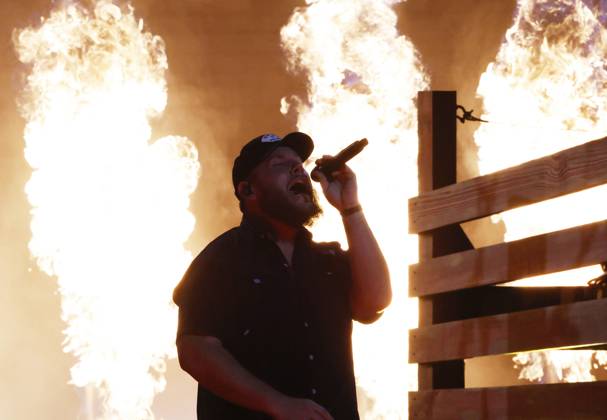 Luke Combs performs at the 59th CMA Awards at the Bridgestone Arena in Nashville, Tennessee, on Wednesday, November 19, 2025.  NAS202511192014 JOHNxANGELILLO