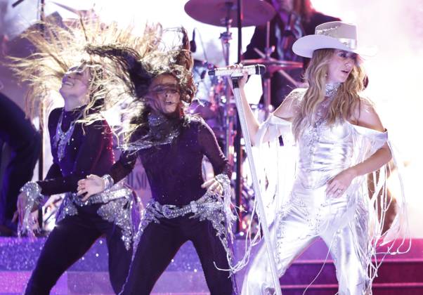 Lainey Wilson performs at the 59th CMA Awards at the Bridgestone Arena in Nashville, Tennessee, on Wednesday, November 19, 2025.  NAS202511192021 JOHNxANGELILLO