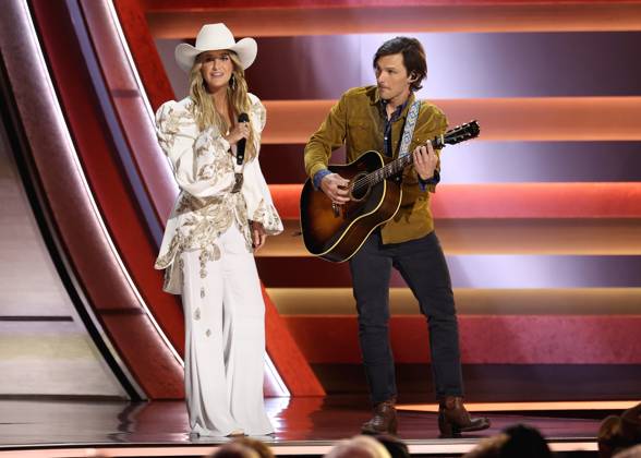 59th Annual CMA Awards - Show Lainey Wilson and Charlie Worsham onstage at the 59th Annual Country Music Association Awards held at the Bridgestone Arena on November 19, 2025 in Nashville, TN. Nashville Bridgestone Arena Tennessee USA Copyright: xCurtisxHilbunx xAFF-USA.COMx