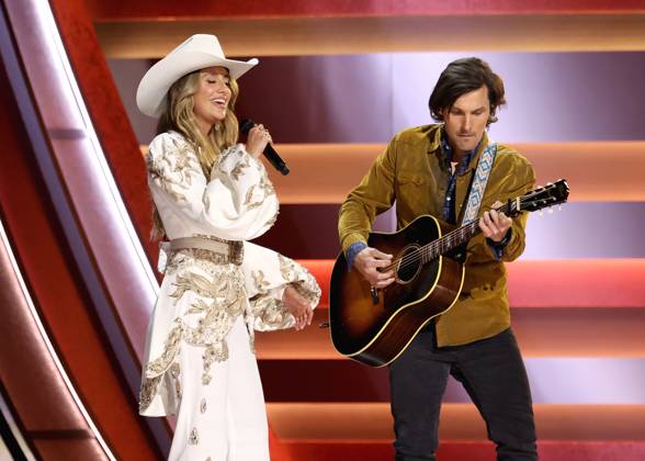 59th Annual CMA Awards - Show Lainey Wilson and Charlie Worsham onstage at the 59th Annual Country Music Association Awards held at the Bridgestone Arena on November 19, 2025 in Nashville, TN. Nashville Bridgestone Arena Tennessee USA Copyright: xCurtisxHilbunx xAFF-USA.COMx