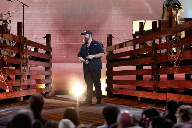 59th Annual CMA Awards - Show Luke Combs onstage at the 59th Annual Country Music Association Awards held at the Bridgestone Arena on November 19, 2025 in Nashville, TN. Nashville Bridgestone Arena Tennessee USA Copyright: xCurtisxHilbunx xAFF-USA.COMx