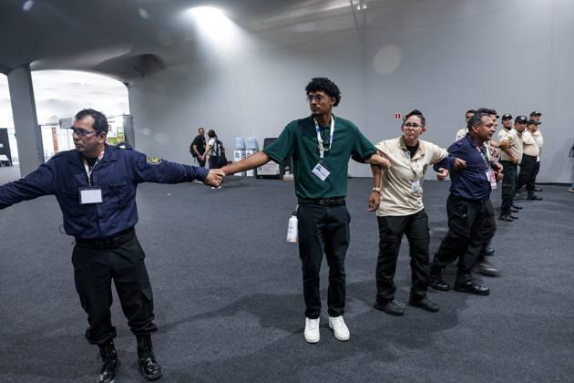 November 20, 2025, Belem, Brazil, Brazil: Security personnel form a cordon inside the COP30 venue during the evacuation following a fire in the pavilion section in Belem, Brazil. The incident prompted attendees to leave the area as emergency teams responded. Belem Brazil - ZUMAo116 20251120_znp_o116_082 Copyright: xBiancaxOterox