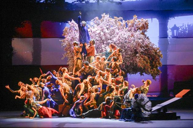 abb- Darsteller Kuenstler Akrobaten Schlussbild bei der Show in der Manage bei der WELTPREMIERE von ALIZE vom Cirque du Soleil im Theater am Potsdamer Platz am 20.11.2025 in Berlin Berlin Deutschland