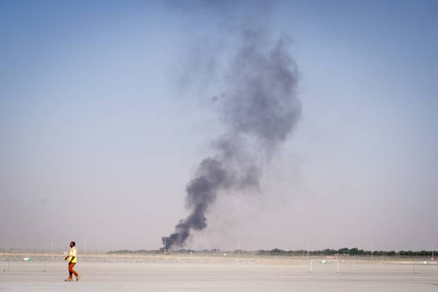 Flugzeugabsturz Dubai Airshow 2025 Die Rauchwolke und Feuerwehrmann auf den Rollfeld am Rande des Flughafen nach dem Absturz einer Tejas MK 1 Maschine bei einer Flugvorfuerung der Dubai Airshow 2025, 21.11.2025, Crash of Tejas MK1 Dubai Airshow 2025 Dubai Vereinigte Arabische Emirate
