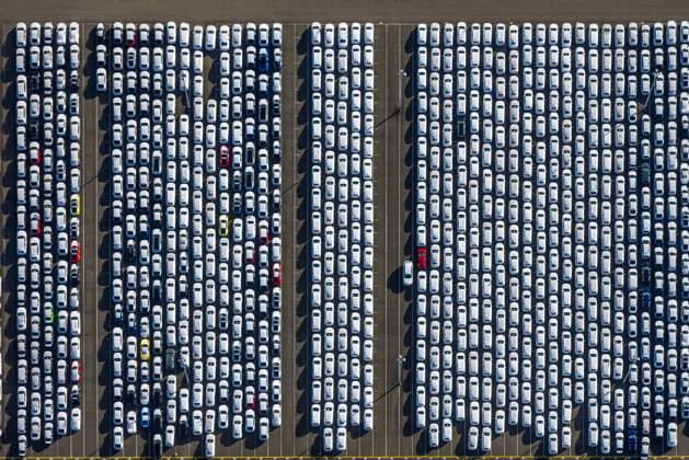 Luftbild, PKW Logistik, Volkswagenwerk PKW Parkplatz, Formen und Farben, Larrelt, Emden, Norddeutschland, Ostfriesland, Niedersachsen, Deutschland !ACHTUNGxMINDESTHONORARx60xEURO!