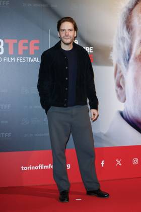 43 Turin Film Festival - Photocall TURIN, ITALY - NOVEMBER 22: Daniel Bruehl poses at the photocall of Stella della Mole Award during the 43rd Torino Film Festival 2025 at Teatro Regio on November 22, 2025 in Turin, Italy. Photo Marco Piovanotto Abacapress.com  Copyright: xPiovanottoxMarco ABACAx