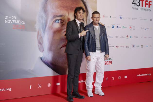 43 Turin Film Festival - Antonio Banderas at Stella della Mole Award’s photocall TURIN, ITALY - NOVEMBER 22: Giulio Base, Antonio Banderas pose at the photocall of Stella della Mole Award during the 43rd Torino Film Festival 2025 at Teatro Regio on November 22, 2025 in Turin, Italy. Photo Marco Piovanotto Abacapress.com  Copyright: xPiovanottoxMarco ABACAx