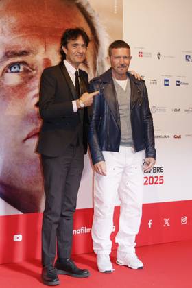 43 Turin Film Festival - Antonio Banderas at Stella della Mole Award’s photocall TURIN, ITALY - NOVEMBER 22: Giulio Base, Antonio Banderas pose at the photocall of Stella della Mole Award during the 43rd Torino Film Festival 2025 at Teatro Regio on November 22, 2025 in Turin, Italy. Photo Marco Piovanotto Abacapress.com  Copyright: xPiovanottoxMarco ABACAx