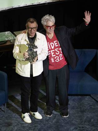 November 22, 2025, Dallas, Texas, USA : FRED ARMISEN receiving the ERNIE KOVACS award for outstanding work in comedy being congratulated by BART WEISS Artistic Director at VideoFest Dallas USA - ZUMAm147 20251122_zap_m147_007 Copyright: xHossxMcBainx