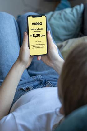 Symbolbild, Fotomontage, zum europäischen WERO Bezahldienst, Geld direkt an eine andere Person senden oder davon empfangen, P2P, Person-zu-Person, WERO Bezahldienst