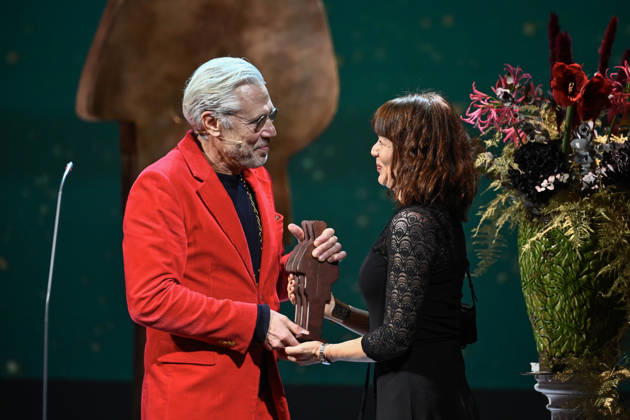 STOCKHOLM, SWEDEN 20251124 Author Carl Johan Vallgren presents the Swedish Fiction Book of the Year award to Lina Wolff for her book Liken vi begravde , when the August Prize is awarded during a gala at Dramaten STOCKHOLM SWEDEN x10430x  Copyright: xChristinexOlsson TTx AUGUSTPRISET 2025 61g304z0Mvo
