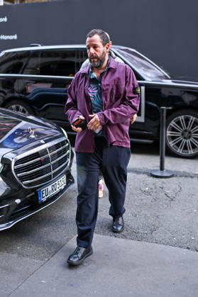 Exclusif Adam Sandler rentre à lhôtel Costes après une journée dinterview pour son dernier film JAY KELLY à Paris, France, le 24 novembre 2025 Yehiel Chekroune Bestimage Exclusive Adam Sandler returns to the hotel costs after a day of interview for the latest film JAY KELLY in Paris, France, on November 24, 2025 Paris France  Copyright: xYehielxChekrounex xBestimagexYehielxChekrounex xBestimagex