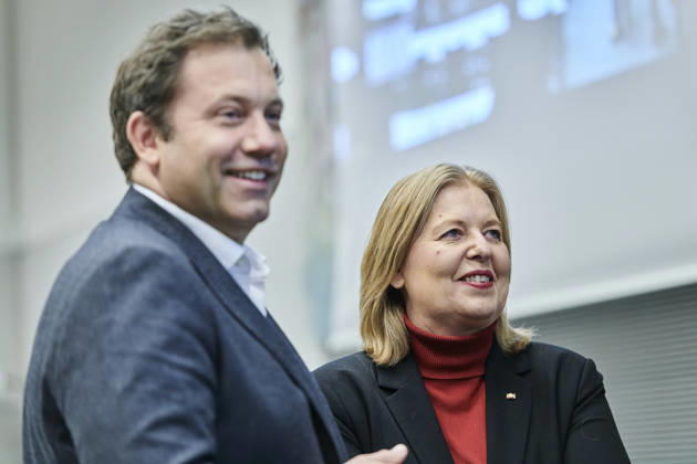 Klingbeil + Bas EUR, Deutschland, Berlin, 24.11.2025: Lars Klingbeil (SPD), Bundesminister der Finanzen, Vizekanzler und Bärbel Bas (SPD), Bundesministerin für Arbeit und Soziales kurz vor der Fraktionssitzung der SPD im Deutschen Bundestag.