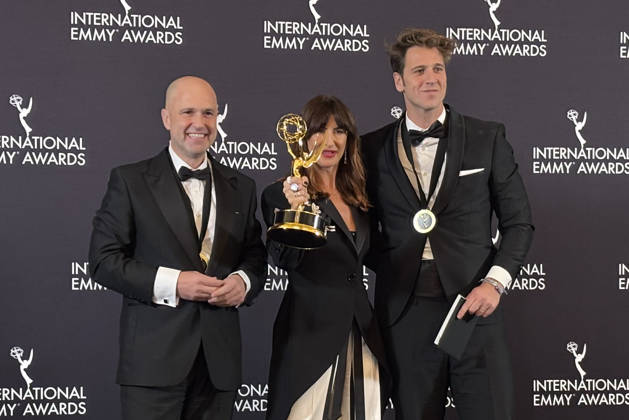 The director of the documentary ‘ SeAcabó: Diario de las campeonas’ Joanna Pardos (C) and executive producers Luis Calvo (L) and Javier Martínez Suárez (R) pose with the award for best sports documentary during the International Emmy Awards ceremony in New York, United States, 24 November 2025. The documentary that recounts the Rubiales case, ‘ SeAcabó: Diario de las campeonas’, directed by Pardos, won the International Emmy Award in New York, beating the film ‘Argentina 78’, about the Albiceleste s victory in the World Cup in their country. The documentary on the Rubiales case, ‘ SeAcabó’, wins the International Emmy Award !ACHTUNG: NUR REDAKTIONELLE NUTZUNG!  Copyright: xJanxTéllezxAsensiox AME2405 20251125-55018637070_1