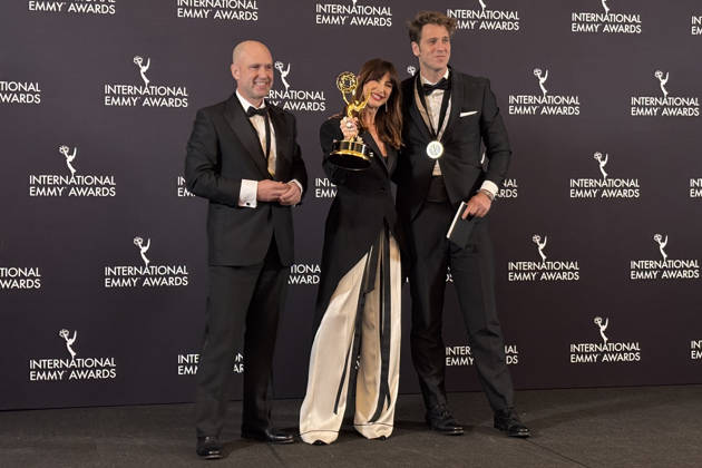 The director of the documentary ‘ SeAcabó: Diario de las campeonas’ Joanna Pardos (C) and executive producers Luis Calvo (L) and Javier Martínez Suárez (R) pose with the award for best sports documentary during the International Emmy Awards ceremony in New York, United States, 24 November 2025. The documentary that recounts the Rubiales case, ‘ SeAcabó: Diario de las campeonas’, directed by Pardos, won the International Emmy Award in New York, beating the film ‘Argentina 78’, about the Albiceleste s victory in the World Cup in their country. The documentary on the Rubiales case, ‘ SeAcabó’, wins the International Emmy Award !ACHTUNG: NUR REDAKTIONELLE NUTZUNG!  Copyright: xJanxTéllezxAsensiox AME2407 20251125-55018637072_1