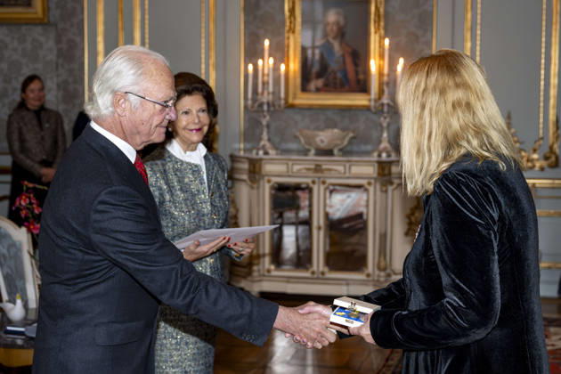King Carl Gustaf and Queen Silvia award the Prince Eugen Medal, for outstanding artistic achievement, to the artist Inger Blix Kvammen Norway at Stockholm Palace, Sweden, November 24, 2025 SWEDEN x10050x  Copyright: xPontusxLundahl TTx PRINCE EUGENE MEDAL SWEDEN 0Zq3PF-fI44
