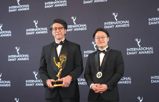 53rd International Emmy Awards NEW YORK, US - NOV 24: Japanese executive producer Kenichi Matsumiya (L) and Japanese director Kensho Omori pose with the Arts Programming award for Ryuichi Sakamoto: Last Days during the 53rd International Emmy Awards Gala on Monday night, November 24, 2025, in New York City. Selcuk Acar Anadolu New York United States. Editorial use only. Please get in touch for any other usage.  Copyright: x2025xAnadoluxSelcukxAcarx