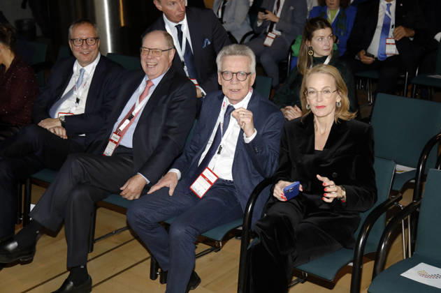 Andreas Voßkuhle, Peer Steinbrück, Thomas de Maiziere und Julia Jäkel bei der Verleihung des Sonderpreises vom Deutschen Mittelstandspreis der MIT an Königin Silvia von Schweden im Allianz Forum am Brandenburger Tor. Berlin, 25.11.2025