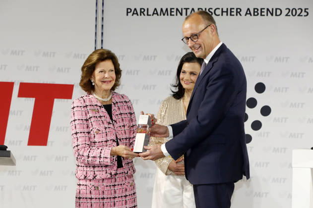 Königin Silvia von Schweden, Gitta Connemann und Friedrich Merz bei der Verleihung des Sonderpreises vom Deutschen Mittelstandspreis der MIT an Königin Silvia von Schweden im Allianz Forum am Brandenburger Tor. Berlin, 25.11.2025