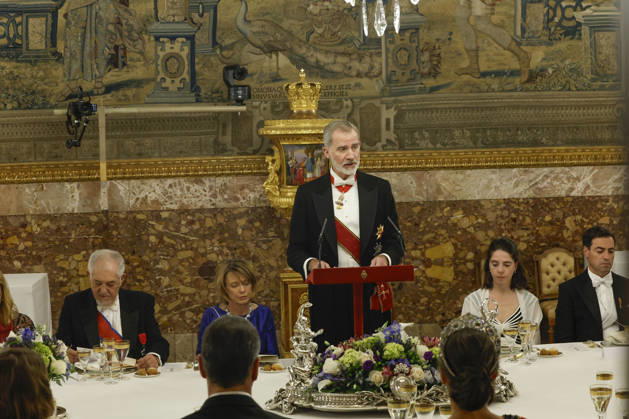 Spain s King Felipe VI (C) delivers a speech during the gala dinner hosted in honor of the German President Frank-Walter Steinmeier at the Royal Palace in Madrid, Spain, 26 November 2025. Gala dinner hosted for German President Frank-Walter Steinmeier !ACHTUNG: NUR REDAKTIONELLE NUTZUNG! Copyright: xJuanjoxMartínx GRAF2645 20251126-55018656538_1