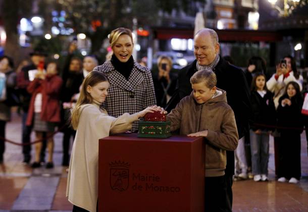 LANCEMENT ILLUMINATIONS NOEL FAMILLE PRINCIERE PHOTOPQR NICE MATIN Jean François Ottonello Monaco 27 11 2025 Lancement des illuminations de Noël par la famille princiere, place darmes le prince Albert II, la princesse Charlene, le prince hereditaire Jacques et la princesse Gabriella Monaco - 27 11 2025 Launch of the Christmas lights by the Princely Family at Place dArmes - Prince Albert II, Princess Charlene, Hereditary Prince Jacques, and Princess Gabriella Monaco France  Copyright: xPHOTOPQR NICExMATIN MAXPPPxJeanxFrançoisxOttonellox 20251127NIM5579 20251127NIM5579