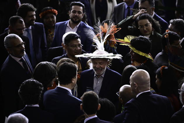 BRASiLIA, DF - 27.11.2025: LULA UNIVERSIDADE INDiGENA E DOS ESPORTES - Photo, President Lula with a headdress on his head. This Thursday (27) President Lula participates in the ceremony alluding to the announcement of the creation of the Federal Indigenous University and the University of Sport. x2849279x  TonxMolina