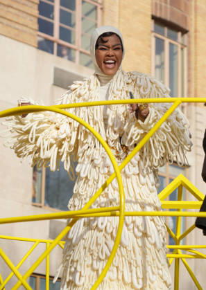 November 26, 2025, New York, New York, USA: TEYANA TAYLOR rides a float in the 99th Macys Thanksgiving Day Parade.Upper West Side, NYC.November 27, 2025. ... The 99th Macys Thanksgiving Day Parade.Upper West Side, NYC.November 27, 2025. New York USA - ZUMAms4_ 20251126_faf_ms4_017 Copyright: xSoniaxMoskowitzxGordonx