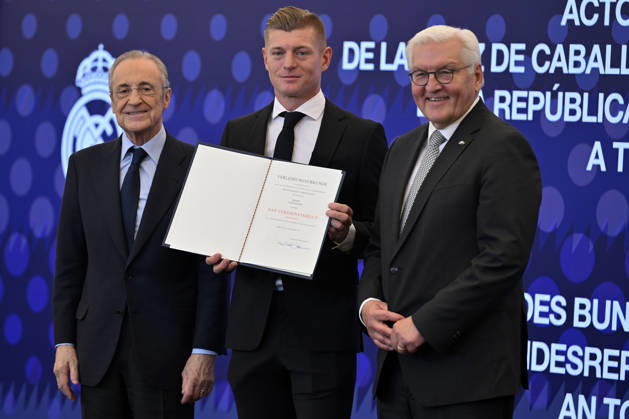 German President Frank-Walter Steinmeier in Spain MADRID, SPAIN - NOVEMBER 27: German President Frank-Walter Steinmeier, (R) presents the medal of merit to former German national football player Toni Kroos (C) at the Santiago Bernabeu Stadium in Madrid, Spain on November 27, 2025. President of Real Madrid, Florentino Perez (L) also attended the ceremony. Burak Akbulut Anadolu Madrid Spain. Editorial use only. Please get in touch for any other usage.  Copyright: x2025xAnadoluxBurakxAkbulutx