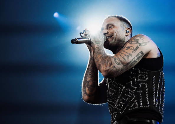 27.11.2025, xlakx, Entertainment Musik, Kontra K - Augen traeumen Herzen sehen Tour 2025 v.l. Der Rapper Kontra K steht bei seiner Augen traeumen Herzen sehen Tour 2025 auf der Buehne in der Uber Arena Berlin. Berlin