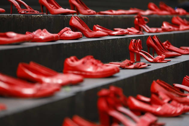News Bilder des Tages November 28, 2025, Melbourne, Australia: Red shoes are placed on the steps of Treasury Place in memory of the 62 women and 24 children killed by violence in Australia in 2025. The Walk Against Family Violence 2025 drew more than 2,000 participants to Birrarung Marr as part of the global 16 Days of Activism against Gender-Based Violence. The annual event calls for stronger prevention of family violence and promotes safety, equality, and respect across Victoria. Participants walked to Treasury Gardens, where community leaders, advocates, and support services addressed the ongoing impacts of violence against women. Organisers encouraged attendees to wear orange and stand in solidarity with victim-survivors while raising public awareness and su - ZUMAs197 20251128_aaa_s197_035 Copyright: xYexMyoxKhantx