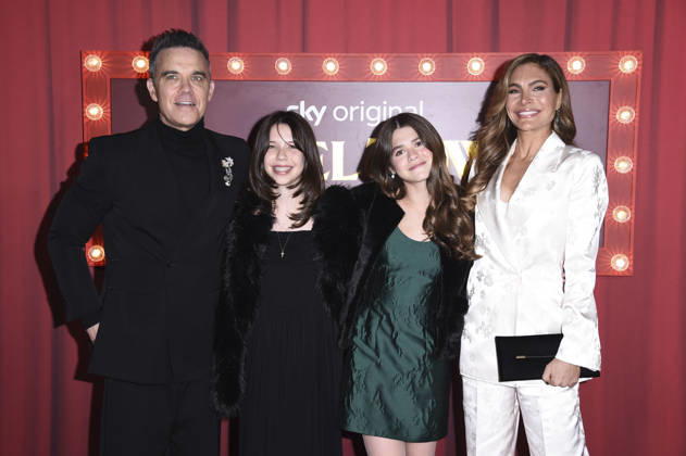 Robbie Williams mit Töchtern Coco Willimas und Teddy Williams und Ehefrau Ayda Field bei der Premiere des Sky-Films Tinsel Town Das Wunder von Stoneford im Vue Cinema West End. London, 27.11.2025