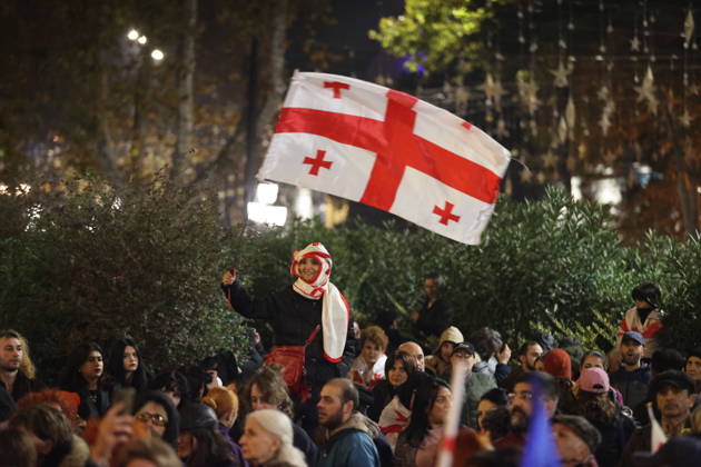 News Bilder des Tages Pro-EU demonstration in Georgia TBILISI, GEORGIA - NOVEMBER 28: People gather at different points in the capital during the night and march to the Parliament Building as they rally in Tbilisi on the first anniversary of protests triggered by Georgian Prime Minister Irakli Kobakhidze’s decision to suspend the country’s EU accession negotiations on November 28, 2025. Davit Kachkachishvili Anadolu Tbilisi Georgia. Editorial use only. Please get in touch for any other usage.  Copyright: x2025xAnadoluxDavitxKachkachishvilix