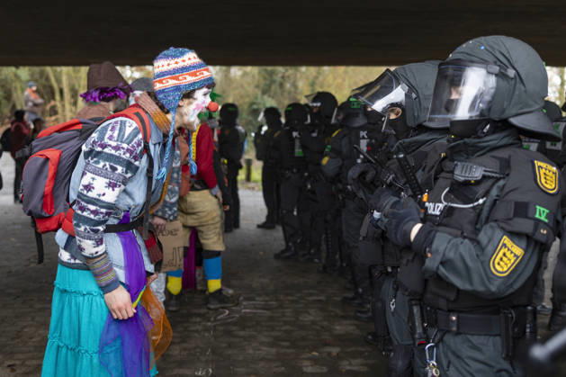News Bilder des Tages Mit Blockaden auf Landes- und Bundesstrassen sowie Autobahnen versuchen AfD-Gegner seit Samstagmorgen (29.11.2025) die Gruendung einer neuen AfD-Jugendorganisation in den Messehallen Giessen (Gießen) zu verhindern (Foto: Clowns von einem Kollektiv, das den Proest bunt und spassig machen will). Nach Angaben der Polizei sind bereits mehrere Tausend Demonstranten in der Stadt, eine groessere Gruppe sei vermummt. Die Lage sei sehr dynamisch. Zu dem abgesperrten Veranstaltungsgelaende koennten Besucher nur zu Fuss gelangen. Die AfD hat im vergangenen Januar die Trennung von der Jungen Alternative fuer Deutschland und die Gruendung einer neuen Jugendorganisation beschlossen. Fuer diese soll die Mitgliedschaft in der Partei Voraussetzung sein, Copyright: epd-bild Paul-PhilippxBraun 291125_ppb-11