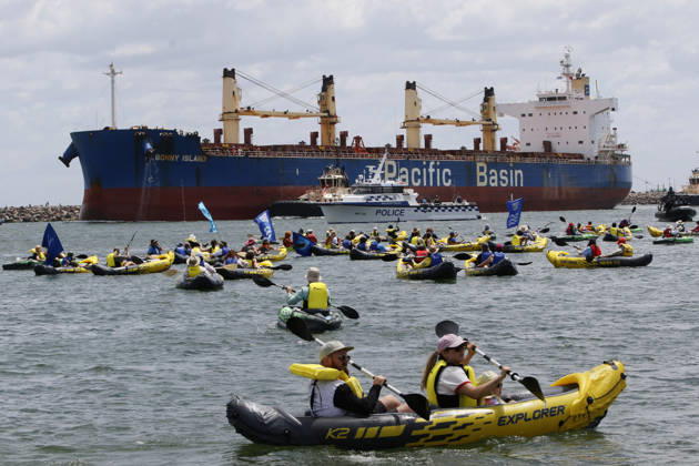 News Bilder des Tages RISING TIDE BLOCKADE, Protesters take part in the Rising Tide PeopleÕs Blockade at Horseshoe beach in Newcastle, Sunday, November 30, 2025. ( NO ARCHIVING Newcastle NEW SOUTH WALES AUSTRALIA  Copyright: xDARRENxPATEMANx 20251130133378823938