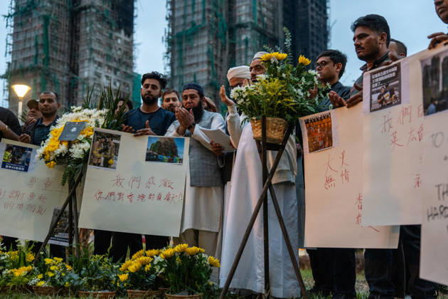 News Bilder des Tages Hong Kong Building Fire A group of mourners praying near Wang Fuk Court housing complex in Tai Po following a deadly fire on November 30, 2025 in Hong Kong. (Photo by Vernon Yuen Nexpher Images) Hong Kong