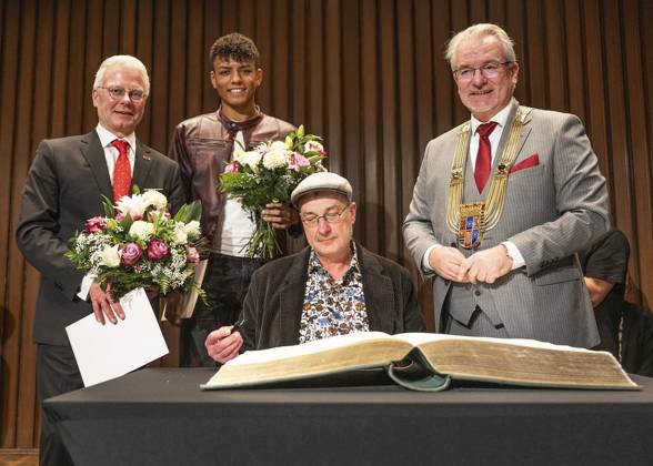 Verleihung Ruhrpreis in Mülheim ** NUR FÜR REDAKTIONELLE ZWECKE ** EDITORIAL USE ONLY **<p> Verleihung Ruhrpreis für Kunst und Wissenschaft Der bildende Künstler Ralf Raßloff und der Pianist Louis Philippson mit dem Ruhrpreis für Kunst und Wissenschaft 2025 der Stadt Mülheim an der Ruhr ausgezeichnet Im Bild von links: Sparkassechef Martin Weck , Ralf Raßloff , Louis PhilippsonOberbürgermeister Marc Buchholz Deutschland Mülheim Copyright: GerdxWallhorn