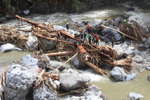 Indonesia issues forecast for possible rain after floods in Sumatra leave 442 dead, 402 missing WEST SUMATRA, INDONESIA - DECEMBER 01: Joint SAR teams recover the bodies of flood victims in Tanah Datar, West Sumatra province of Indonesia on December 01, 2025. On Sunday, the country s National Disaster Management Agency said the number of deaths from ongoing floods and landslides in Sumatra climbed to 442 with 402 still missing. The agency said that search and rescue teams are continuing their efforts for a sixth day in the affected areas to locate those still missing. Many affected areas remain unreachable, and search teams are working both on the ground and from the air, but the challenging terrain is limiting the use of heavy machinery. A  Copyright: x2025xAnadoluxAdixPrimax